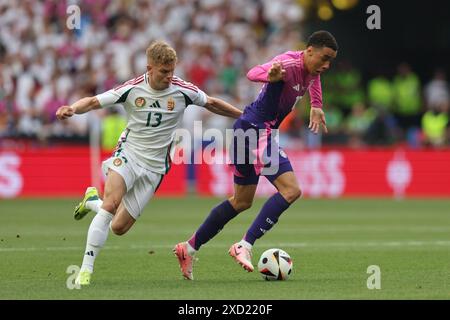 Stuttgart, Allemagne. 19 juin 2024. Jamal Musiala (Allemagne)Andras Schafer (Hongrie) lors du match UEFA Euro Allemagne 2024 entre Allemagne 2-0 Hongrie à Stuttgart Arena le 19 juin 2024 à Stuttgart, Allemagne. Crédit : Maurizio Borsari/AFLO/Alamy Live News crédit : Aflo Co. Ltd./Alamy Live News Banque D'Images