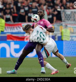 Stuttgart. 19 juin 2024. Antonio Rudiger (arrière) d'Allemagne affronte Roland Sallai de Hongrie lors du match de l'UEFA Euro 2024 Groupe A entre l'Allemagne et la Hongrie à Stuttgart, Allemagne, le 19 juin 2024. Crédit : Philippe Ruiz/Xinhua/Alamy Live News Banque D'Images