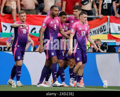 Stuttgart. 19 juin 2024. Jamal Musiala (C), d’Allemagne, célèbre le but avec ses coéquipiers lors du match de l’UEFA Euro 2024 Groupe A entre l’Allemagne et la Hongrie à Stuttgart, Allemagne, le 19 juin 2024. Crédit : Philippe Ruiz/Xinhua/Alamy Live News Banque D'Images