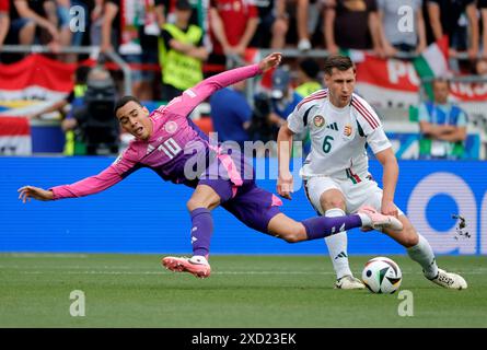 Stuttgart. 19 juin 2024. Jamal Musiala (à gauche), d'Allemagne, affronte Willi Orban, de Hongrie, lors du match de l'UEFA Euro 2024 Group A opposant l'Allemagne et la Hongrie à Stuttgart, en Allemagne, le 19 juin 2024. Crédit : Philippe Ruiz/Xinhua/Alamy Live News Banque D'Images