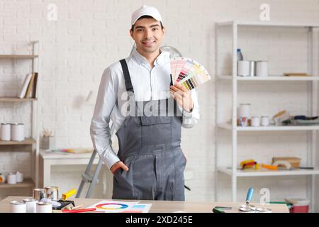 Peintre masculin avec palettes de couleurs dans la chambre Banque D'Images