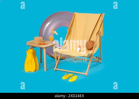 Transat, anneau gonflable et verre de cocktail sur fond bleu Banque D'Images