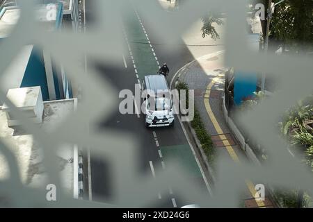 Vue de dessus d'un minibus conduisant sur la route avec composition d'encadrement Banque D'Images