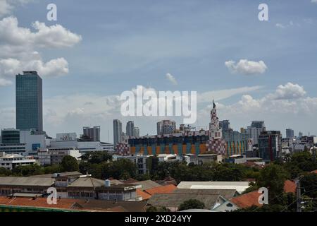 La vue d'un coin de la ville de Jakarta vu d'une hauteur contient des arbres et des bâtiments avec des conceptions anciennes et nouvelles Banque D'Images