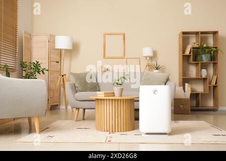 Humidificateur moderne près de la table basse dans le salon Banque D'Images