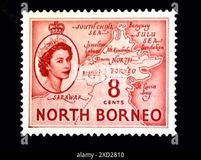 Timbre-poste à 8 cents émis en 1954 du nord de Bornéo avec une image de la reine Elizabeth II et une carte du nord de Bornéo, Brunei et Sarawak. Banque D'Images