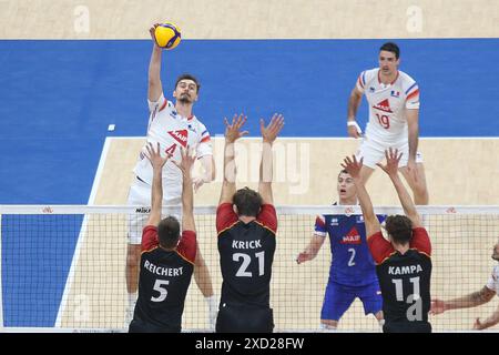 Pasay City, Metro Manila, Philippines. 19 juin 2024. Jean Patry [4, Blanc] de France tente de grimper sur un mur de joueurs allemands lors de leur match VNL. (Crédit image : © Dennis Jerome Acosta/Pacific Press via ZUMA Press Wire) USAGE ÉDITORIAL SEULEMENT! Non destiné à UN USAGE commercial ! Banque D'Images