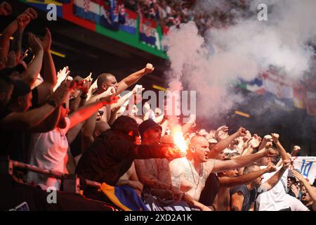 Hambourg, Allemagne. 19 juin 2024. Les supporters de la Croatie ont vu des acclamations lors du match de la phase de groupes de l'UEFA Euro 2024 entre la Croatie et l'Albanie au Volksparkstadion. Score final ; Croatie 2:2 Albanie. (Photo de Sergei Mikhailichenko/SOPA images/SIPA USA) crédit : SIPA USA/Alamy Live News Banque D'Images