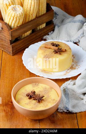 Curau, crème de maïs sucré et dessert typique de la cuisine brésilienne, placé dans un bol en céramique sur une table en bois. Gros plan Banque D'Images