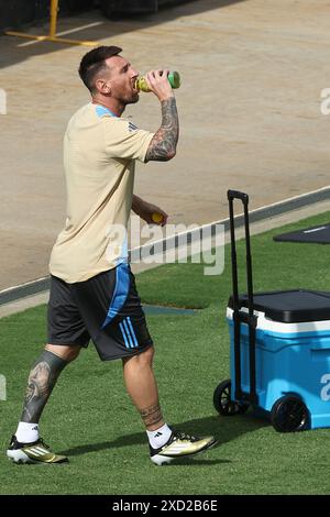 Atlanta, États-Unis. 19 juin 2024. L'attaquant argentin Lionel Messi boit lors d'une séance d'entraînement avant le match contre le Canada pour la Copa America USA 2024, groupe A, phase de groupes, au terrain de sport de l'Université de Kennesaw, près d'Atlanta, le 19 juin 2024. Crédit : Alejandro Pagni/Alamy Live News Banque D'Images