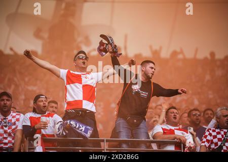 Hambourg, Allemagne. 19 juin 2024. Les supporters de la Croatie ont vu des acclamations lors du match de la phase de groupes de l'UEFA Euro 2024 entre la Croatie et l'Albanie au Volksparkstadion. Score final ; Croatie 2:2 Albanie. Crédit : SOPA images Limited/Alamy Live News Banque D'Images