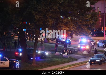 Milwaukee, Wi, États-Unis. 19 juin 2024. Police et shérif de Milwaukee, soignent un blessé après plusieurs coups de feu au Washington Park à Milwaukee, mercredi 19 juin. (Crédit image : © Pat A. Robinson/ZUMA Press Wire) USAGE ÉDITORIAL SEULEMENT! Non destiné à UN USAGE commercial ! Banque D'Images