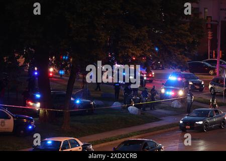 Milwaukee, Wi, États-Unis. 19 juin 2024. Police et shérif de Milwaukee, soignent un blessé après plusieurs coups de feu au Washington Park à Milwaukee, mercredi 19 juin. (Crédit image : © Pat A. Robinson/ZUMA Press Wire) USAGE ÉDITORIAL SEULEMENT! Non destiné à UN USAGE commercial ! Banque D'Images