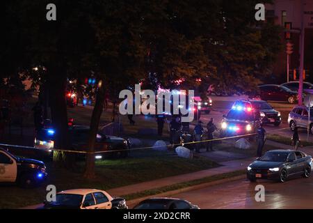 Milwaukee, Wi, États-Unis. 19 juin 2024. Police et shérif de Milwaukee, soignent un blessé après plusieurs coups de feu au Washington Park à Milwaukee, mercredi 19 juin. (Crédit image : © Pat A. Robinson/ZUMA Press Wire) USAGE ÉDITORIAL SEULEMENT! Non destiné à UN USAGE commercial ! Banque D'Images