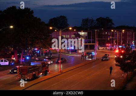 Milwaukee, Wi, États-Unis. 19 juin 2024. Police et shérif de Milwaukee, soignent un blessé après plusieurs coups de feu au Washington Park à Milwaukee, mercredi 19 juin. (Crédit image : © Pat A. Robinson/ZUMA Press Wire) USAGE ÉDITORIAL SEULEMENT! Non destiné à UN USAGE commercial ! Banque D'Images