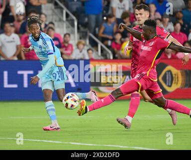 Louis, États-Unis. 19 juin 2024. Le défenseur de Louis City Joshua Yaro (15, à droite) tente de bloquer un tir de l'attaquant des Colorado Rapids Kevin Cabral (91, à gauche). En arrière-plan à droite se trouve le milieu de terrain Louis City Eduard Lowen (10). STL City a accueilli les Colorado Rapids dans un match de football de la Ligue majeure au STL Citypark Stadium à Louis, MO le mercredi 19 juin 2024. Photo de Tim Vizer/Sipa USA crédit : Sipa USA/Alamy Live News Banque D'Images