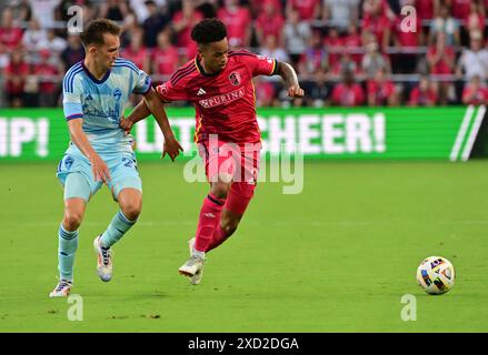 Louis, États-Unis. 19 juin 2024. Le milieu de terrain des Colorado Rapids, Cole Bassett (23, à gauche) et le défenseur qualifié de Louis City, Akil Watts (20), se disputent le ballon. STL City a accueilli les Colorado Rapids dans un match de football de la Ligue majeure au STL Citypark Stadium à Louis, MO le mercredi 19 juin 2024. Photo de Tim Vizer/Sipa USA crédit : Sipa USA/Alamy Live News Banque D'Images