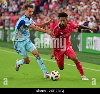 Louis, États-Unis. 19 juin 2024. Le milieu de terrain des Colorado Rapids, Cole Bassett (23, à gauche) et le défenseur qualifié de Louis City, Akil Watts (20), se disputent le ballon. STL City a accueilli les Colorado Rapids dans un match de football de la Ligue majeure au STL Citypark Stadium à Louis, MO le mercredi 19 juin 2024. Photo de Tim Vizer/Sipa USA crédit : Sipa USA/Alamy Live News Banque D'Images