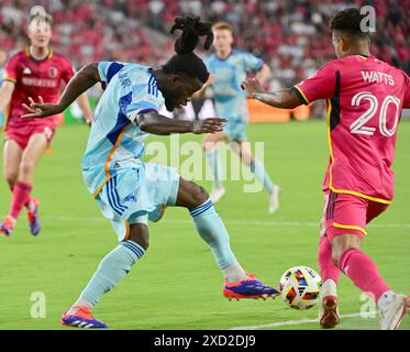 Louis, États-Unis. 19 juin 2024. Le défenseur des Colorado Rapids, Lalas Abubakar (6, à gauche) et le défenseur qualifié de Louis City, Akil Watts (20), se disputent le ballon. STL City a accueilli les Colorado Rapids dans un match de football de la Ligue majeure au STL Citypark Stadium à Louis, MO le mercredi 19 juin 2024. Photo de Tim Vizer/Sipa USA crédit : Sipa USA/Alamy Live News Banque D'Images