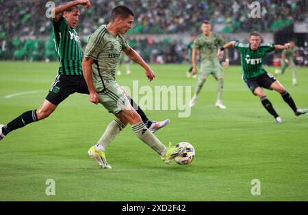 Austin, Texas, États-Unis. 19 juin 2024. Le défenseur du Los Angeles FC Sergi Palencia (14 ans) passe le ballon contre le défenseur de l'Austin FC Guilherme Biro (29 ans) lors d'un match de football de la Ligue majeure le 19 juin 2024 à Austin. Le match a terminé un match nul de 1-1 après que LAFC a marqué un égaliseur à la 90e minute. (Crédit image : © Scott Coleman/ZUMA Press Wire) USAGE ÉDITORIAL SEULEMENT! Non destiné à UN USAGE commercial ! Crédit : ZUMA Press, Inc/Alamy Live News Banque D'Images