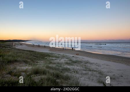 Lennox Head sur la côte est de l'Australie, coucher de soleil sur la plage de sept miles, NSW, Australie Banque D'Images