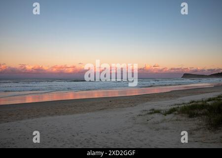 Lennox Head sur la côte est de l'Australie, coucher de soleil sur la plage de sept miles, NSW, Australie Banque D'Images