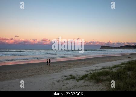 Lennox Head sur la côte est de l'Australie, coucher de soleil sur la plage de sept miles, NSW, Australie Banque D'Images