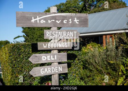 Newrybar Australie, restaurant Harvest et épicerie fine deli, panneau en bois de bois avec directions, NSW, Australie, 2024 Banque D'Images