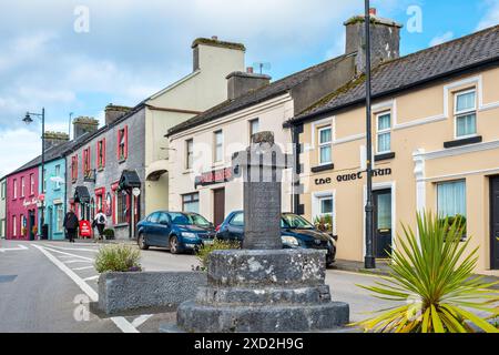 Croix médiévale en pierre dans la rue principale à Cong. Code Mayo, Irlande Banque D'Images