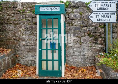 Cabine téléphonique obsolète irlandaise vintage à Cong. Comté de Mayo, Irlande Banque D'Images