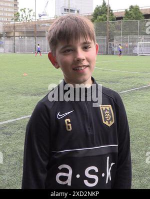 Capture d'écran tirée de la vidéo de l'AP de Yaroslav, 12 ans, de Kharkiv, Ukraine, qui est membre du programme de réfugiés et demandeurs d'asile de Bloomsbury Football à Londres, depuis mars 2023. L'initiative Free offre des sessions de football et un soutien aux réfugiés et demandeurs d'asile âgés de 11 à 18 ans originaires de pays tels que l'Ukraine et l'Afghanistan. Date d'émission : jeudi 20 juin 2024. Banque D'Images