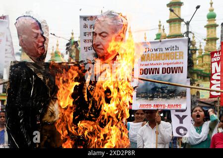 Manifestation contre le ministre Benjamin Netanyahu, ministre de la rime, les organisations de jeunesse de gauche brûlent les effigies du président américain Joe Biden et du premier ministre israélien Benjamin Netanyahu, tandis que protester pour exiger la prise de feu immédiate et cesser de tuer les Palestiniens, dans la ville de l'est de l'Inde. Le 19 juin 2024 à Kolkata, Inde. Kolkata West Bengale India Copyright : xDipaxChakrabortyx Banque D'Images