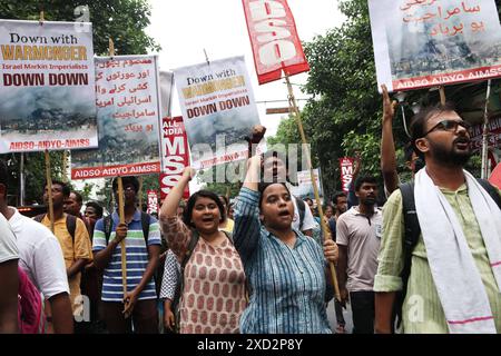 Manifestation contre le ministre Benjamin Netanyahu, des organisations de jeunes de gauche ont pris part à une manifestation pour exiger la prise de feu immédiate et cesser de tuer les Palestiniens, dans la ville de l'est de l'Inde. Le 19 juin 2024 à Kolkata, Inde. Kolkata West Bengale India Copyright : xDipaxChakrabortyx Banque D'Images