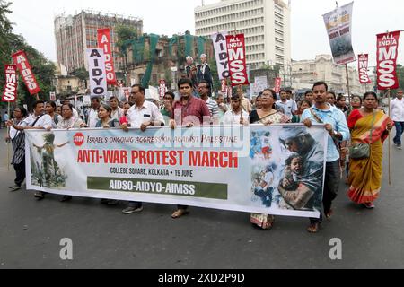 Manifestation contre le ministre Benjamin Netanyahu, des organisations de jeunes de gauche ont pris part à une manifestation pour exiger la prise de feu immédiate et cesser de tuer les Palestiniens, dans la ville de l'est de l'Inde. Le 19 juin 2024 à Kolkata, Inde. Kolkata West Bengale India Copyright : xDipaxChakrabortyx Banque D'Images