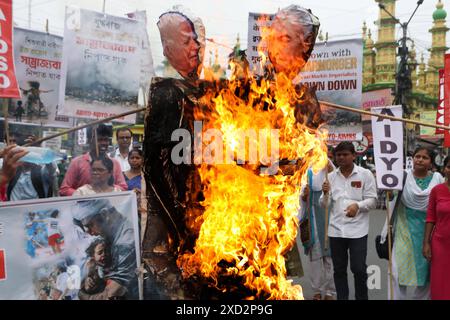 Manifestation contre le ministre Benjamin Netanyahu, ministre de la rime, les organisations de jeunesse de gauche brûlent les effigies du président américain Joe Biden et du premier ministre israélien Benjamin Netanyahu, tandis que protester pour exiger la prise de feu immédiate et cesser de tuer les Palestiniens, dans la ville de l'est de l'Inde. Le 19 juin 2024 à Kolkata, Inde. Kolkata West Bengale India Copyright : xDipaxChakrabortyx Banque D'Images