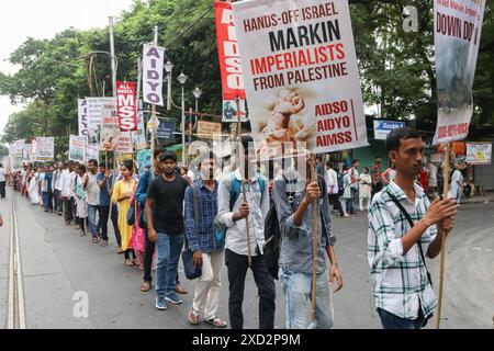 Manifestation contre le ministre Benjamin Netanyahu, des organisations de jeunes de gauche ont pris part à une manifestation pour exiger la prise de feu immédiate et cesser de tuer les Palestiniens, dans la ville de l'est de l'Inde. Le 19 juin 2024 à Kolkata, Inde. Kolkata West Bengale India Copyright : xDipaxChakrabortyx Banque D'Images