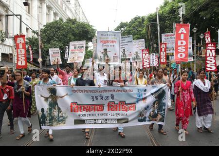 Manifestation contre le ministre Benjamin Netanyahu, des organisations de jeunes de gauche ont pris part à une manifestation pour exiger la prise de feu immédiate et cesser de tuer les Palestiniens, dans la ville de l'est de l'Inde. Le 19 juin 2024 à Kolkata, Inde. Kolkata West Bengale India Copyright : xDipaxChakrabortyx Banque D'Images