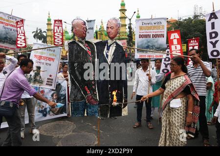 Manifestation contre le ministre Benjamin Netanyahu, ministre de la rime, les organisations de jeunesse de gauche brûlent les effigies du président américain Joe Biden et du premier ministre israélien Benjamin Netanyahu, tandis que protester pour exiger la prise de feu immédiate et cesser de tuer les Palestiniens, dans la ville de l'est de l'Inde. Le 19 juin 2024 à Kolkata, Inde. Kolkata West Bengale India Copyright : xDipaxChakrabortyx Banque D'Images