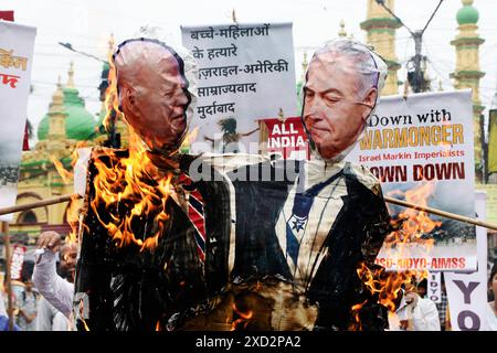 Manifestation contre le ministre Benjamin Netanyahu, ministre de la rime, les organisations de jeunesse de gauche brûlent les effigies du président américain Joe Biden et du premier ministre israélien Benjamin Netanyahu, tandis que protester pour exiger la prise de feu immédiate et cesser de tuer les Palestiniens, dans la ville de l'est de l'Inde. Le 19 juin 2024 à Kolkata, Inde. Kolkata West Bengale India Copyright : xDipaxChakrabortyx Banque D'Images