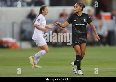 Los Angeles, Californie, États-Unis. 19 juin 2024. ALYSSA THOMPSON (21 ans), attaquante de l'Angel City FC, signale à un coéquipier lors d'un match de la NWSL entre l'Angel City FC et le Racing Louisville FC au BMO Stadium de Los Angeles, en Californie. (Crédit image : © Brenton Tse/ZUMA Press Wire) USAGE ÉDITORIAL SEULEMENT! Non destiné à UN USAGE commercial ! Banque D'Images