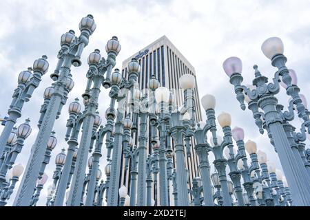 Los Angeles, Californie - 4 avril 2024 : la sculpture Urban Light au LACMA à Los ANGELES, exposant des lampadaires vintage dans un motif artistique Banque D'Images