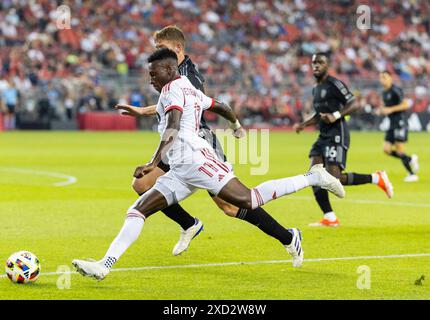 Toronto, Canada. 19 juin 2024. Derrick Etienne Jr. (avant) du Toronto FC passe le ballon lors du match de la Ligue majeure de soccer (MLS) 2024 entre le Toronto FC et le Nashville SC à Toronto, Canada, le 19 juin 2024. Crédit : Zou Zheng/Xinhua/Alamy Live News Banque D'Images