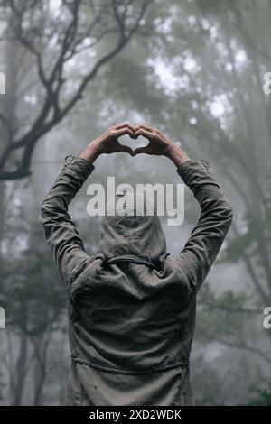 Un jeune homme utilise le langage des signes pour exprimer son amour et son amitié à son ami et amant. Le concept de langage des signes montre le symbole du cœur pour exprimer l'amour, f Banque D'Images