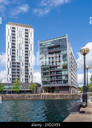 Immeubles d'appartements contemporains à côté du bassin d'Erie à Salford Quays, Salford, Greater Manchester, Angleterre. Banque D'Images