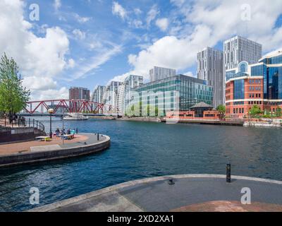 L'entrée du Mariners canal à Erie Basin avec des appartements contemporains et des immeubles de bureaux au-delà à Salford Quays, Salford, Greater Manchester, Angleterre. Banque D'Images