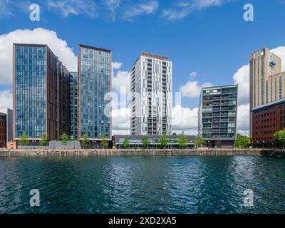 Immeubles d'appartements contemporains à côté du bassin d'Erie à Salford Quays, Salford, Greater Manchester, Angleterre. Banque D'Images