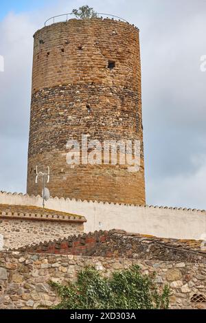 Le donjon de Cruilles. Village médiéval à Gérone. Catalogne, Espagne Banque D'Images