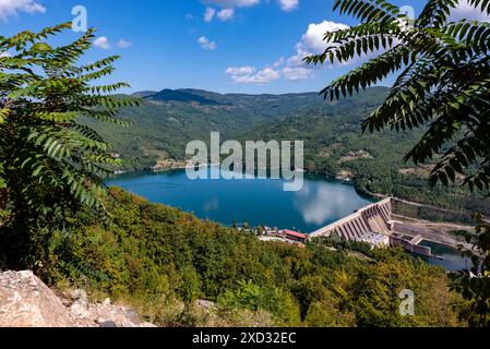 Vue sur le lac Perucac et le barrage d'eau sur la rivière Drina en Serbie le jour ensoleillé d'été. Banque D'Images