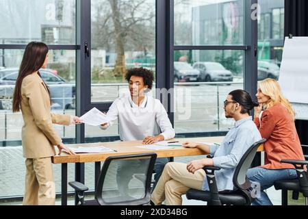 Groupe de demandeurs d’emploi s’engagent dans une réunion productive autour d’une table de conférence. Banque D'Images