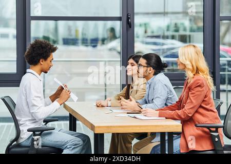 Entretien d'embauche intense avec des employés potentiels dans un cadre de bureau animé. Banque D'Images